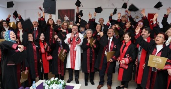 Tazelenme Üniversitesinde Mezuniyet Heycanı